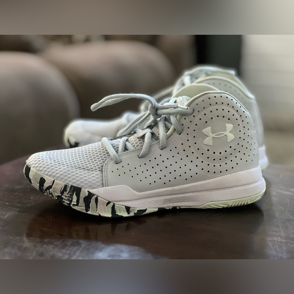 Under Armour jet 2019 gray basketball shoe 3022121–105. Size 5